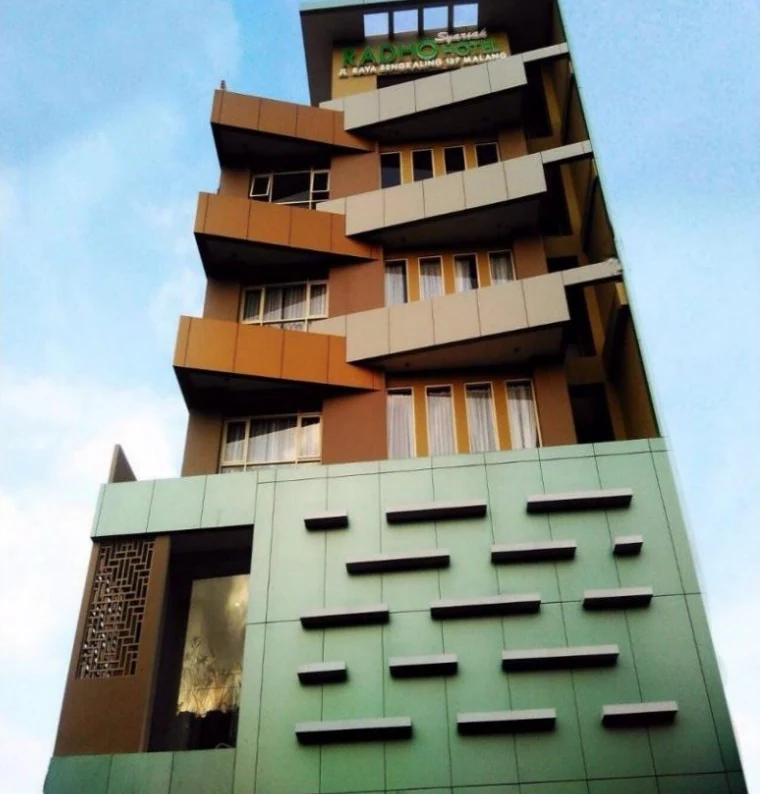 Fasad hotel pada profil hotel