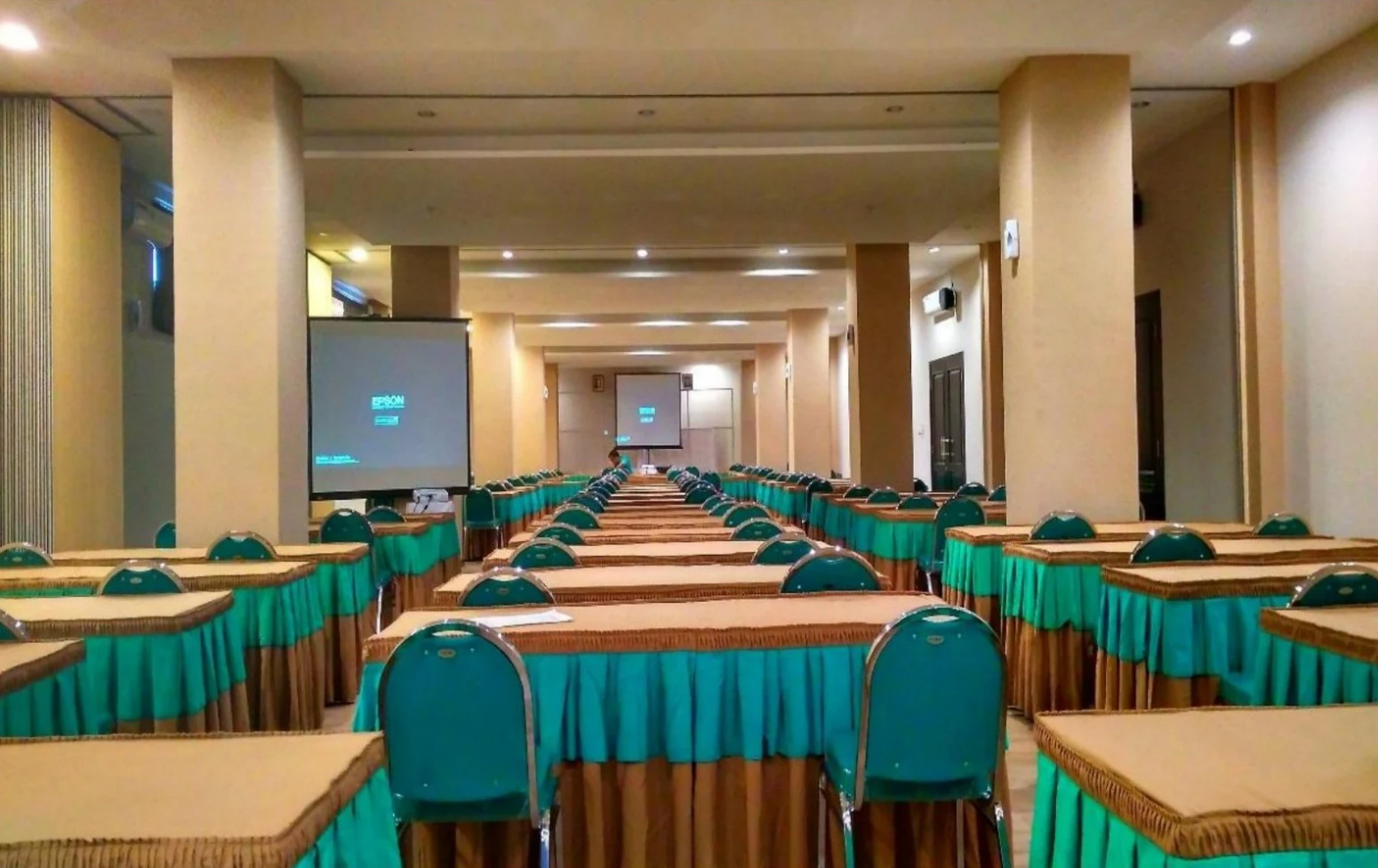 Ruang pertemuan dari profil hotel yang disediakan